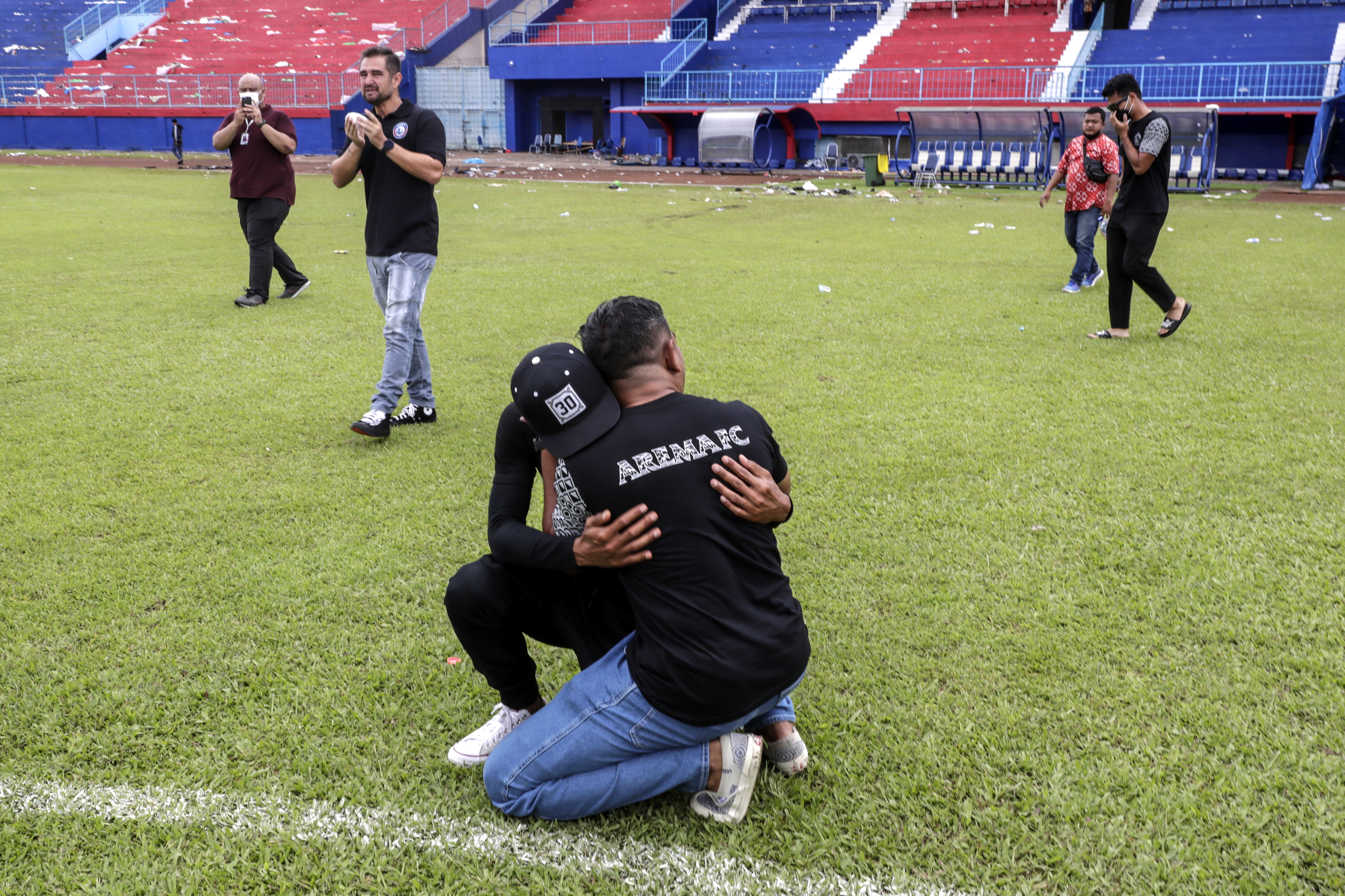 “Se morían delante de nosotros”: cuando un estadio de fútbol se volvió campo de batalla