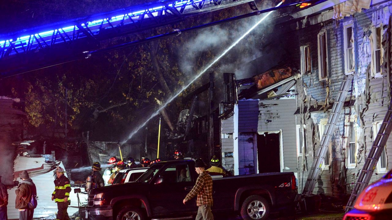 Avión se estrelló contra un edificio en EEUU y dejó dos muertos (VIDEO)