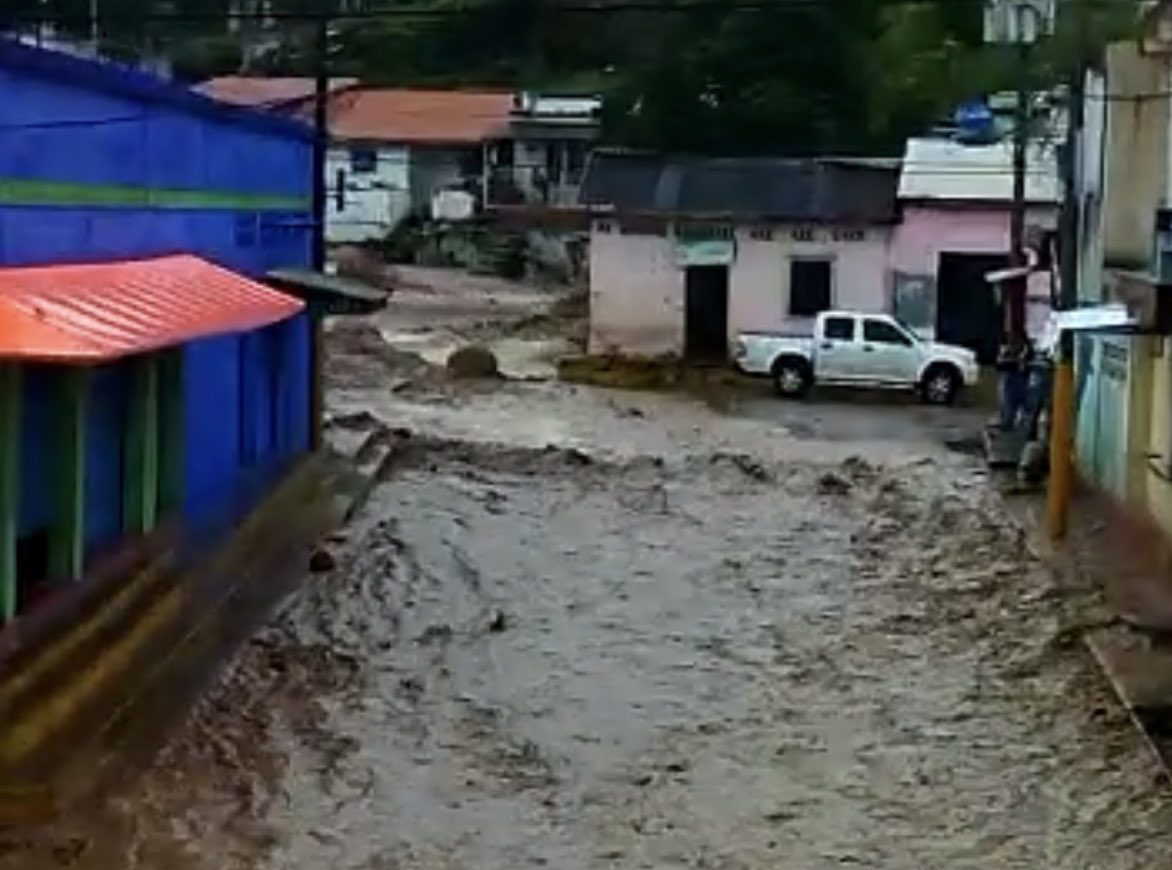 Increíble desbordamiento del río Cachamaure pone en alerta a la población en Sucre (Video)