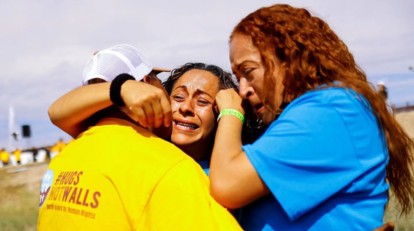 “Aunque sea cinco minutos”: Inmigrantes indocumentados se reencuentran con su familia en la frontera de EEUU (FOTOS)