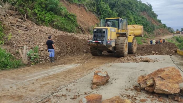 Autoridades logran abrir paso provisional hacia Chichiriviche de la Costa en Vargas este #25Oct