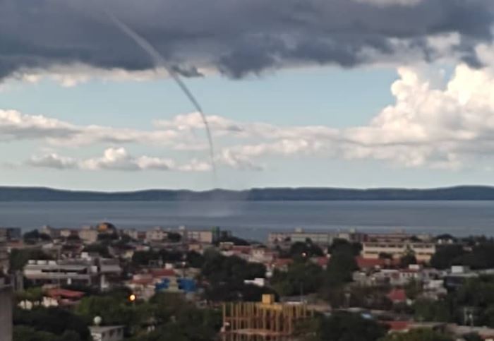 Captaron una tromba marina en el Golfo de Cariaco tras fuertes lluvias este #20Oct (Videos)