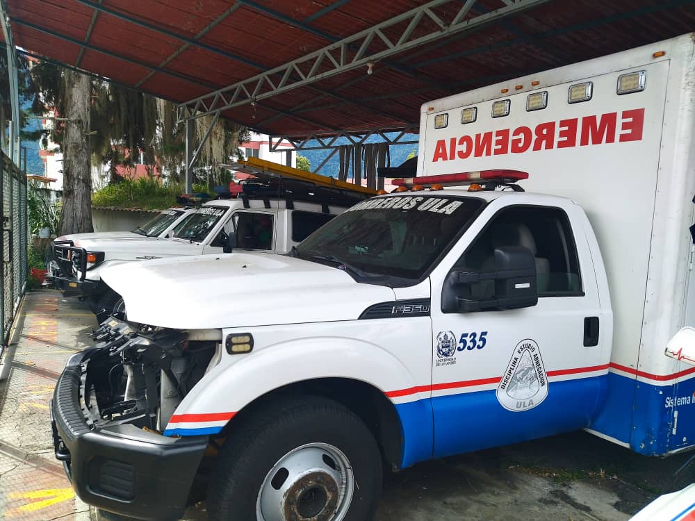 Con uniformes rotos y sin herramientas: Así trabajan los bomberos de la ULA