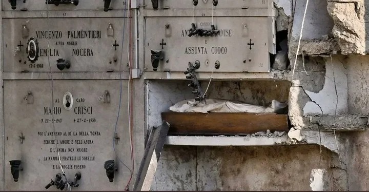 Se derrumbó parte de un cementerio y una FOTO recorrió el mundo por lo lúgubre