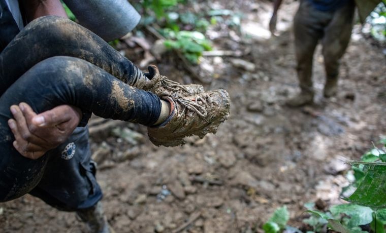 “Su madre se quedó atrás”: El increíble rescate de un niño venezolano en la selva del Darién (VIDEO)