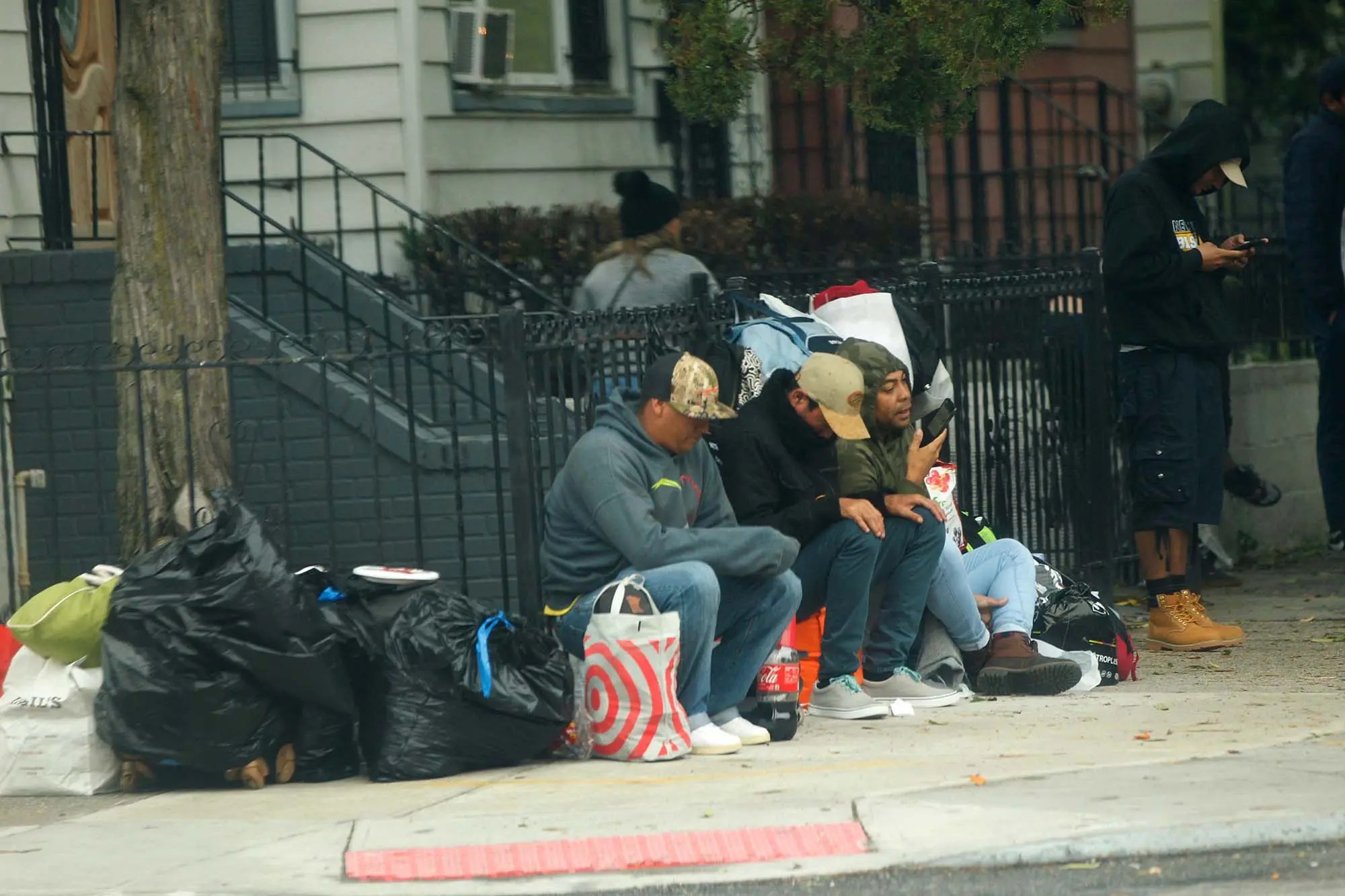 En busca de trabajo, migrantes venezolanos en Nueva York se dirigen a Florida para “limpiar” el desastre de Ian