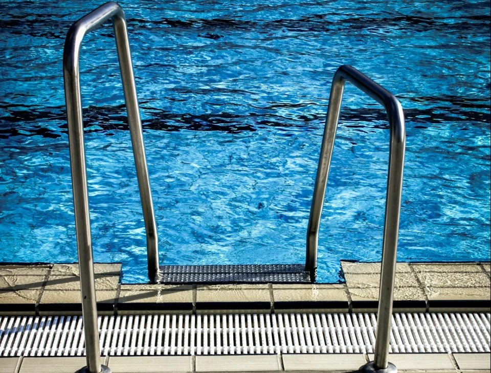 Pasó más de dos minutos sumergido en una piscina para no ser descubierto por el esposo de su amante (VIDEO)