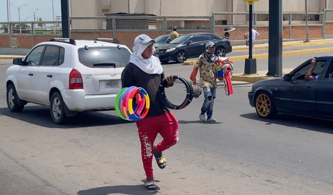 “A veces me acuesto sin comer”: comercio en semáforos de Venezuela refleja la crisis