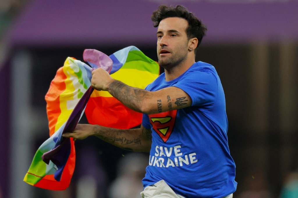 En FOTOS: invadió la cancha con bandera Lgbti y una camisa que estremecerá a los cataríes