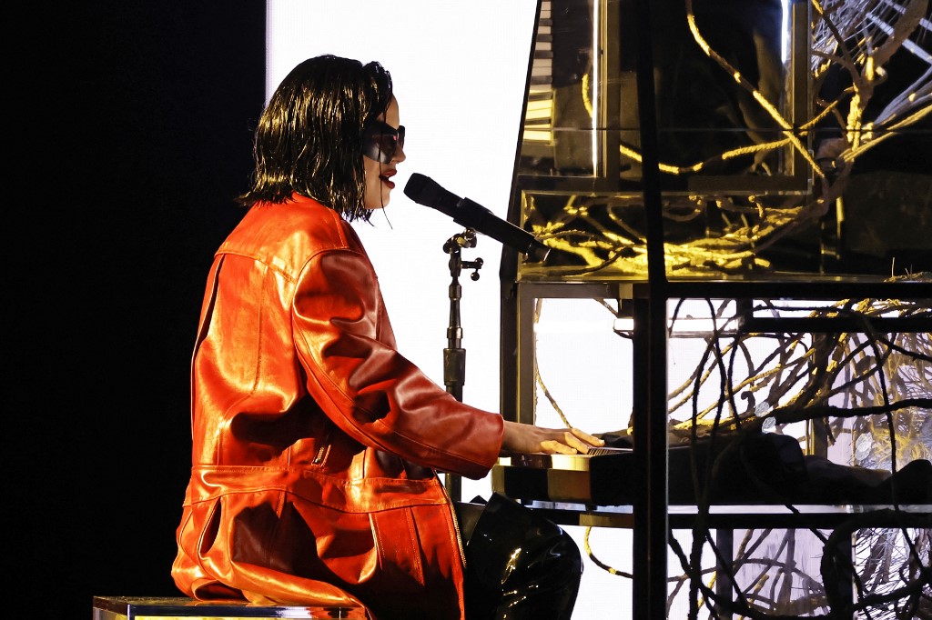 Frente a un piano, Rosalía se transformó en el escenario de los Latin Grammy