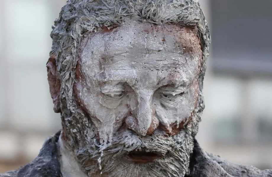 Polémica en Francia por una estatua de Víctor Hugo que muestra al escritor con la cara negra