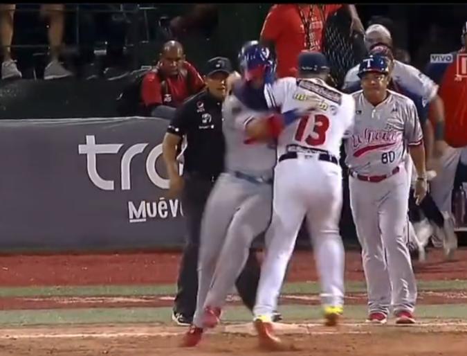 Asdrúbal Cabrera le dio un golpe a traición a Carlos Castro y desató una batalla entre Tiburones y Caribes (VIDEO)