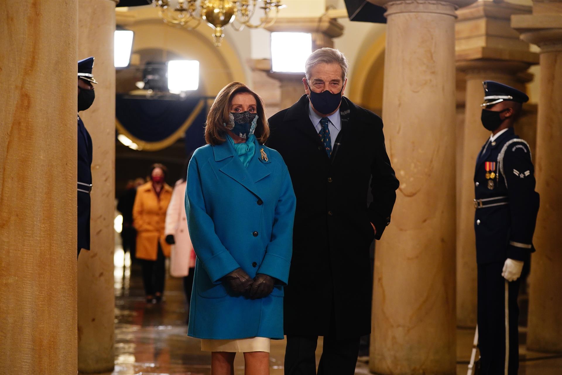 Presentan cargos contra el hombre que agredió al esposo de Nancy Pelosi