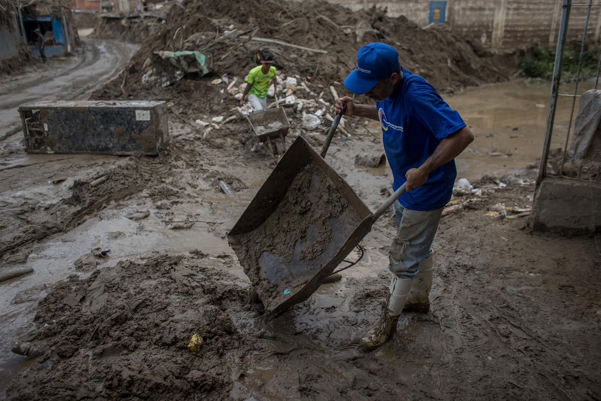 Continúan desaparecidas ocho personas en Las Tejerías por deslave de hace un mes