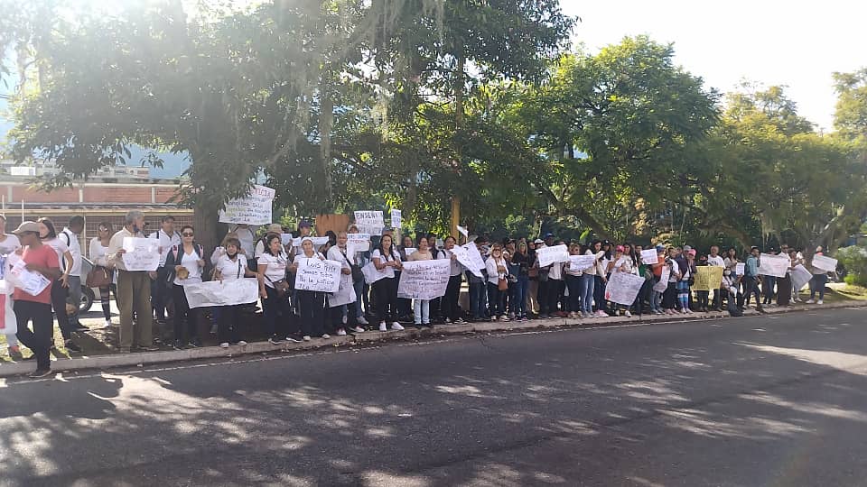 Docentes, estudiantes y representantes del Colegio Jardín Franciscano en Mérida exigen liberación del psicólogo Luis Segovia