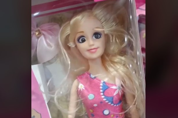 EN VIDEO: “Barbies piratas”… quedarás sin palabras al ver las mamarrachadas que venden en algunas jugueterías de Venezuela