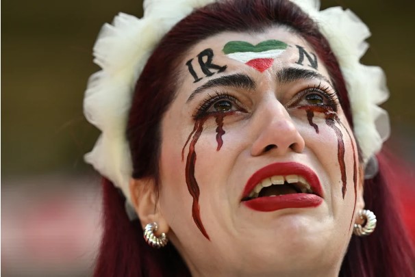 Fanáticos del régimen de Teherán acosaron y hostigaron a manifestantes iraníes en plena Copa del Mundo