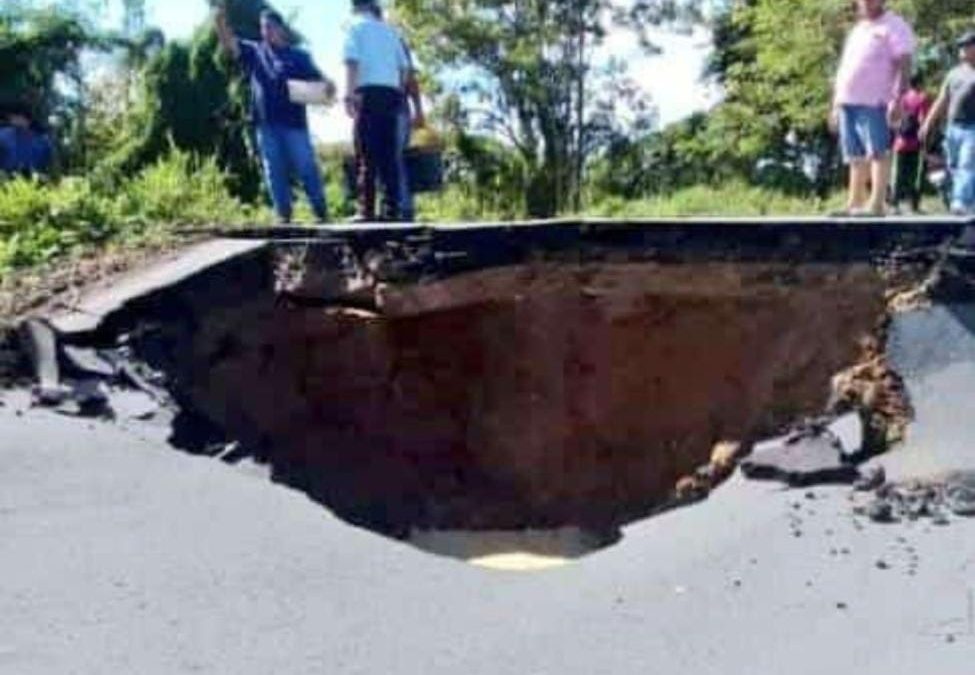 Una TRONERA dejó incomunicados a los municipios Colón y Catatumbo en Zulia (FOTOS)