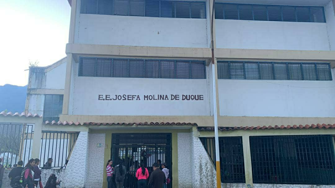 En la escuela Josefa Molina de Duque en Mérida reina la oscuridad… y Corpoelec nada que soluciona