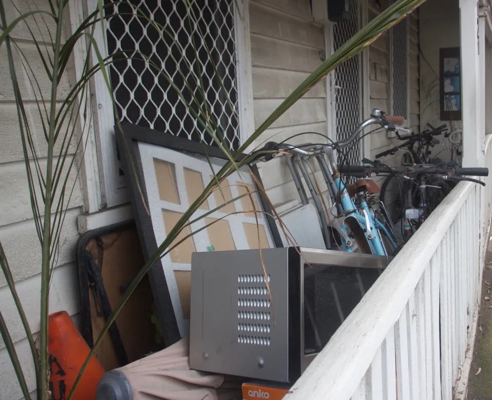 Anciano murió tras ser aplastado por la basura que guardaba en su casa