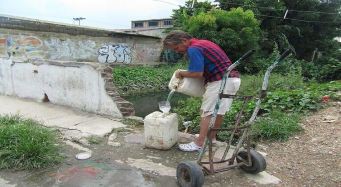 Denuncian que habitantes de Barcelona pasan hasta 45 días sin agua