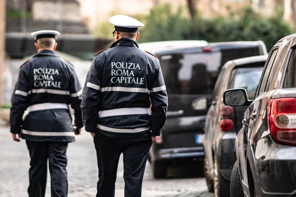 Detienen a una pareja en Roma por esclavizar a su hija de 14 años