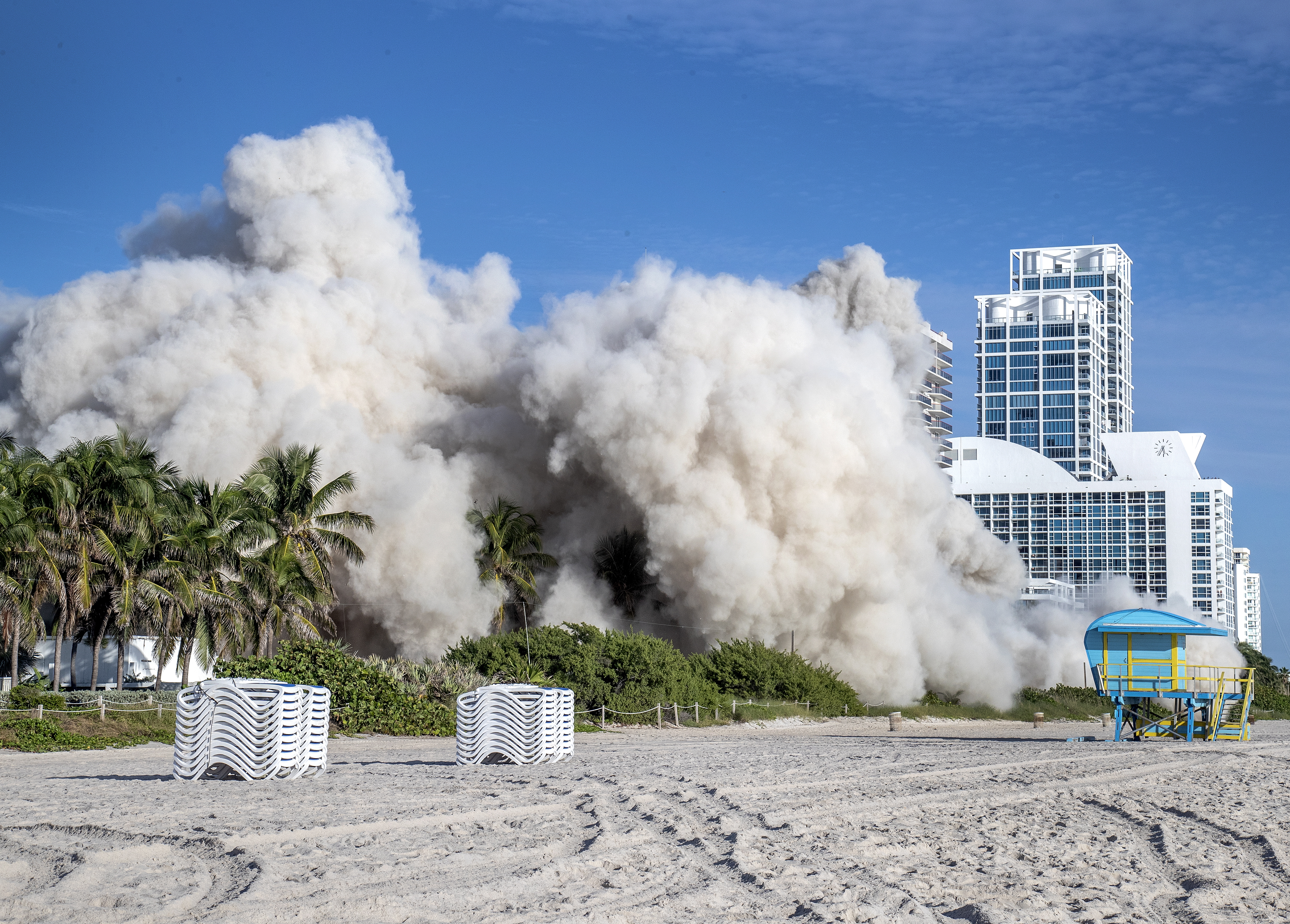 La impactante demolición del histórico hotel Deauville de Miami Beach (VIDEOS)