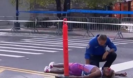 Imágenes sensibles: corredor brasileño se desplomó cuando lideraba el maratón de Nueva York