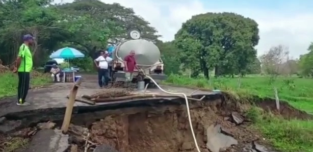 Trasbordo de leche: la técnica que usan en Zulia para llevar el lácteo a las plantas (Video)