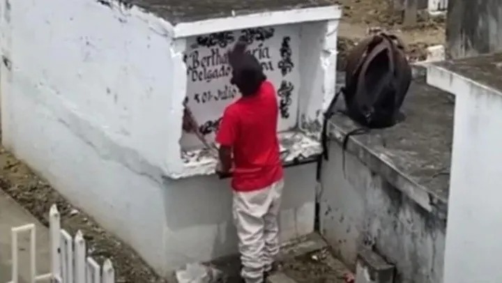 VIDEO conmociona las redes: Niño visitó la tumba de su madre para mostrarle su boletín escolar