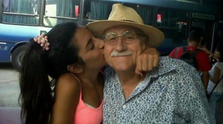 Aprobó la tesis final y su abuelo la felicitó… desde el más allá