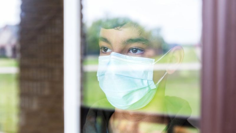 “Soy feo, madre”: los jóvenes que todavía usan mascarilla por vergüenza de mostrar su rostro