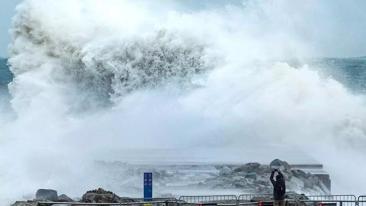 Al menos tres muertos y varios heridos por una ola gigante en una playa de Sudáfrica