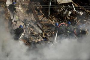 Un muerto y varias personas sepultadas bajo escombros tras explosión en Kiev