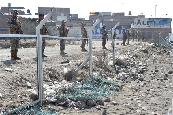 Fuerza Armadas peruanas se despliegan en puntos estratégicos de Arequipa