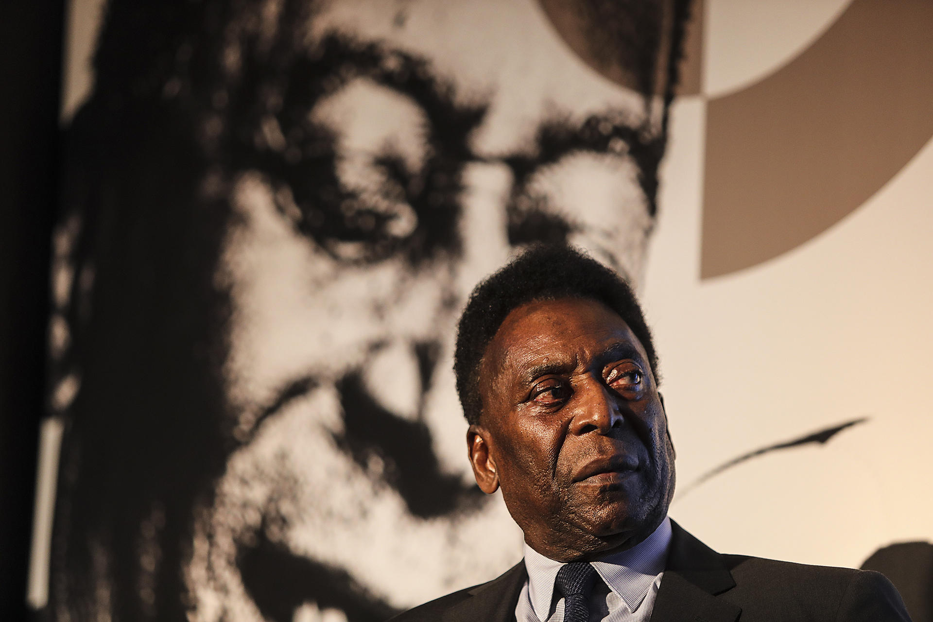 Pelé mejora de la infección respiratoria, pero sigue “sin orden de alta”