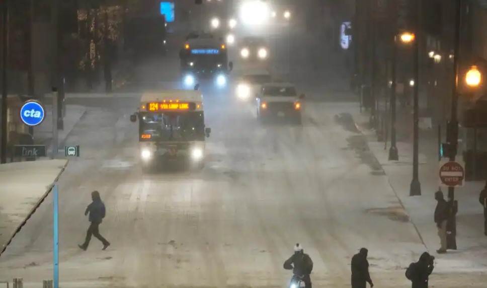 Nevadas causan caos en viajes navideños; advierten de “ciclón bomba” en EEUU (Video)