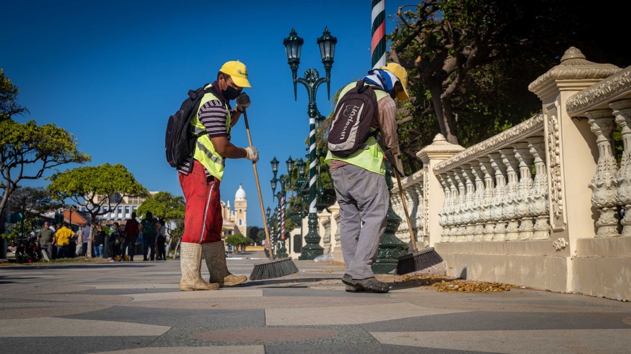 Alcaldía de Maracaibo pone “manos a la obra” en la recolección de basura tras las fiestas navideñas