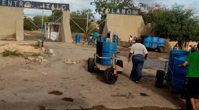 En Paraguaná lo que llega por las tuberías es “papelón con limón” (FOTOS)