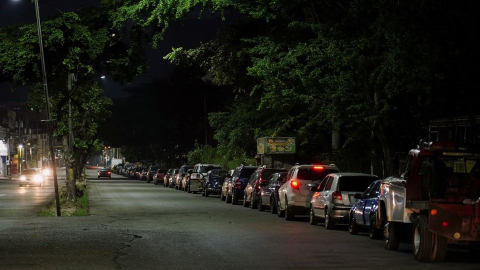 Gasoline queues return in Venezuela as refineries fail to produce