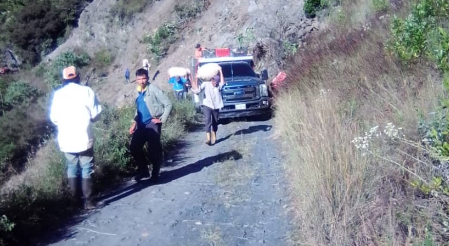 Productores merideños, a punto de perder sus cosechas porque la vía hacia Quebrada de Loro está “vuelta ñoña”