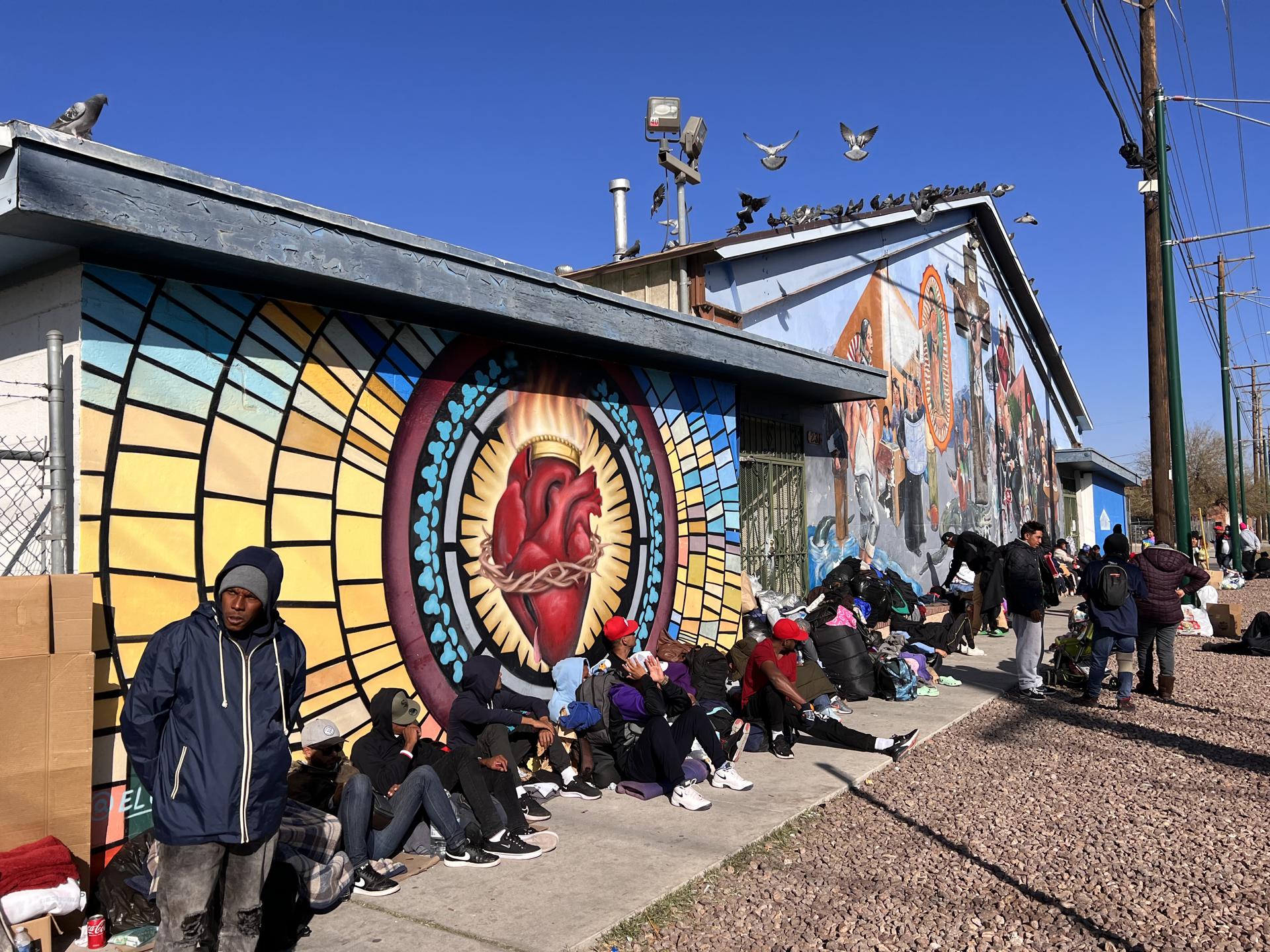 Envían buses con decenas de inmigrantes desde El Paso a Nueva York y Chicago