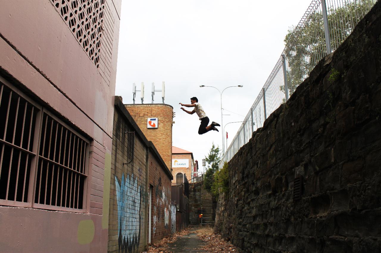 Niño murió al caer 15 metros desde la azotea de un hotel mientras practicaba parkour