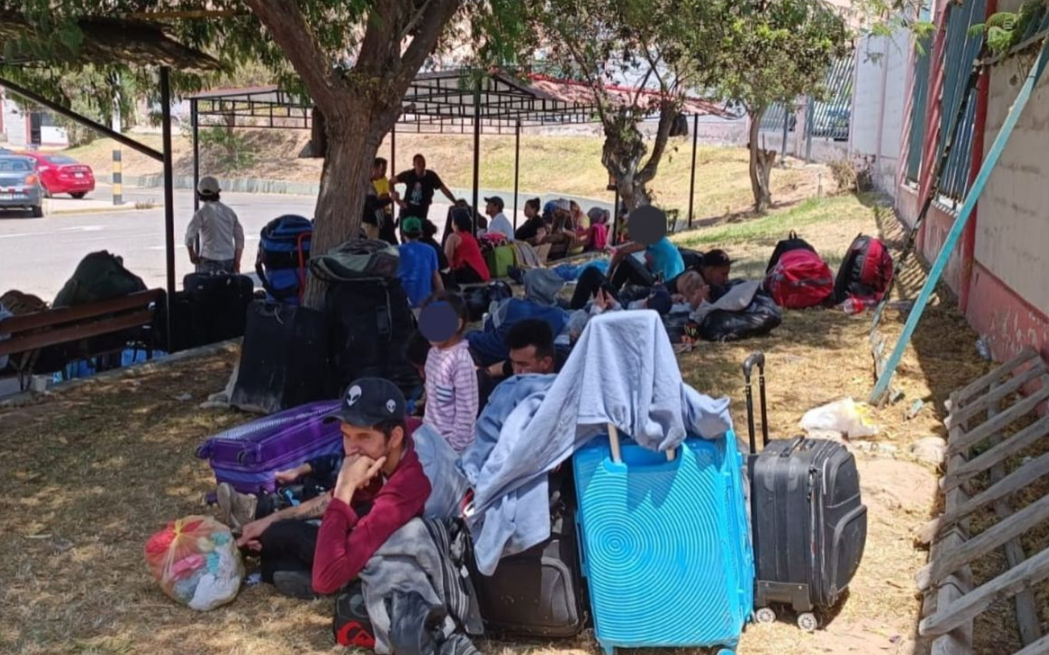 Niños venezolanos duermen en la calle por bloqueo de carreteras en Perú