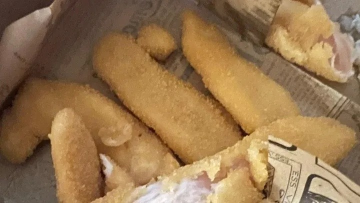 ¡Repugnante! Pidió pollo frito para comer y le llegó un escandaloso plato que se hizo VIRAL