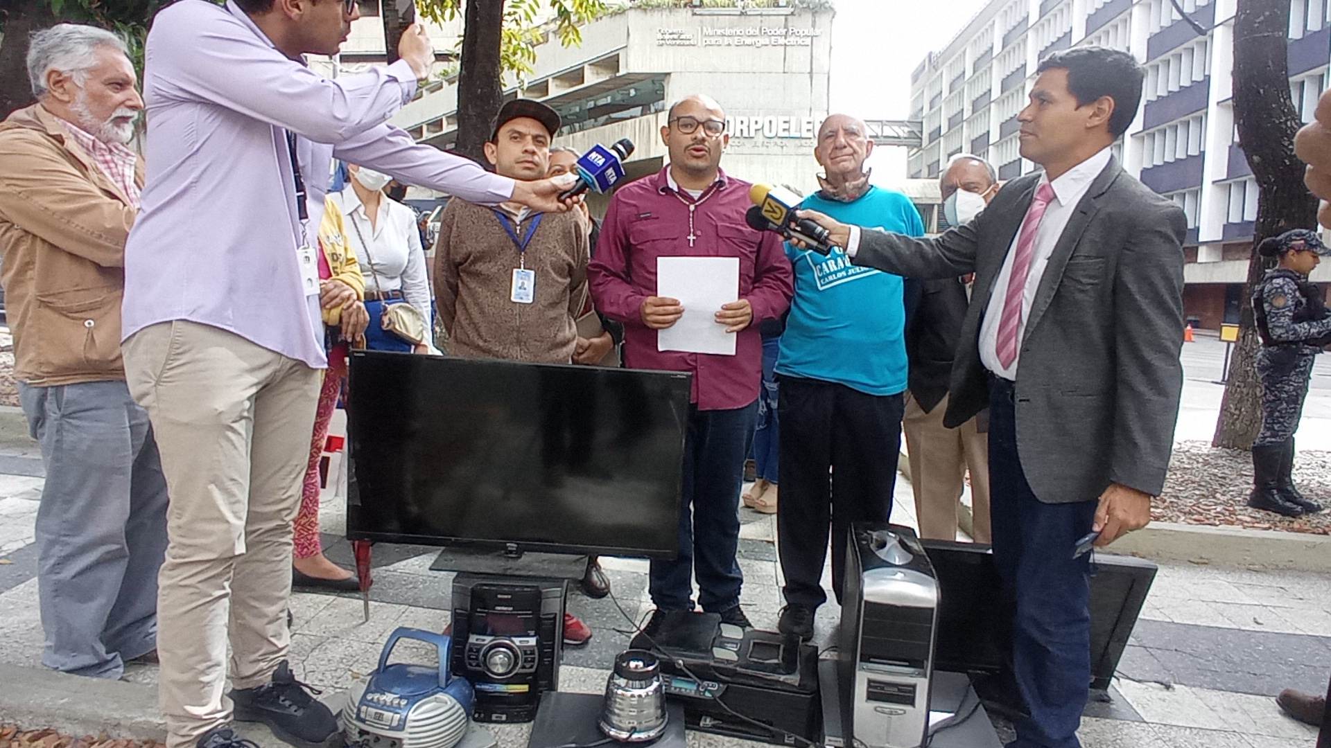 Caraqueños protestaron con sus electrodomésticos dañados por apagones a las puertas de Corpoelec (Fotos)