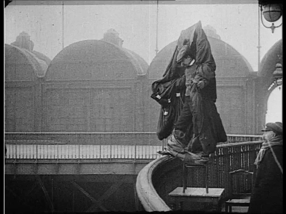 El sastre que intentó volar desde la cima de la Torre Eiffel con su traje de Batman y murió en el intento