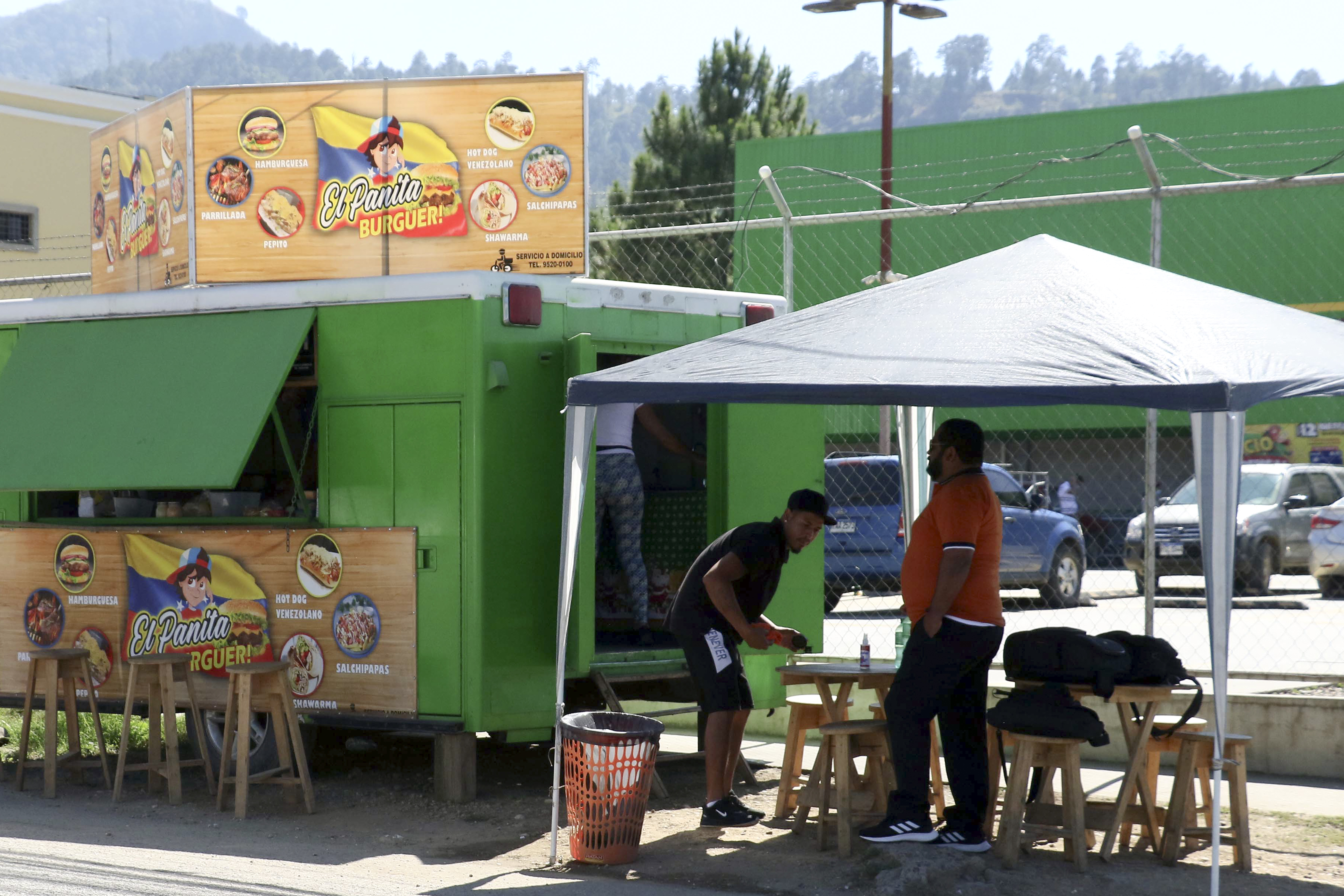 Los cuatro venezolanos que buscan su “sueño americano” vendiendo arepas en Honduras (FOTOS)