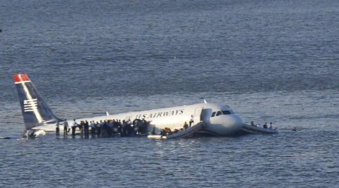 Salvó a 155 personas de una catástrofe aérea pero se negó a ser un héroe: Sully, el capitán del milagro del Hudson