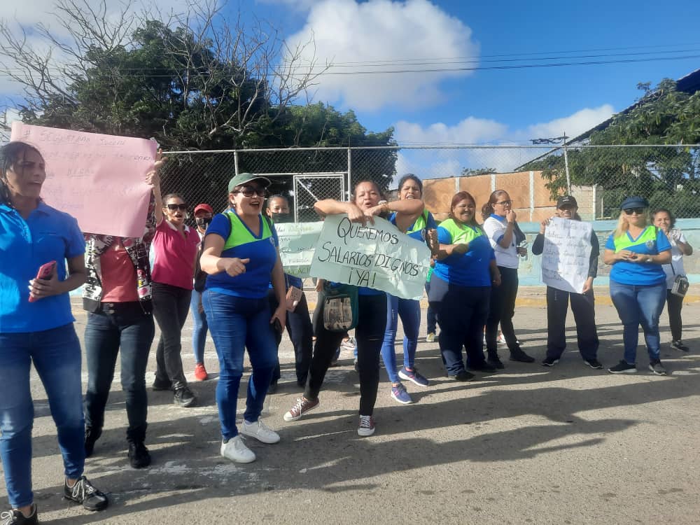 Docentes de Punto Fijo resisten y cumplen tres días continuos de protestas